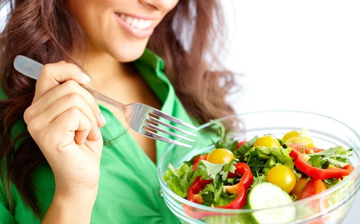 Mergina valgo daržovių salotas pagal 6 žiedlapių dietą