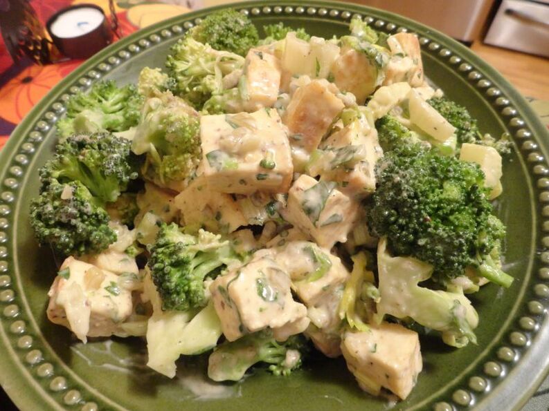 Vištienos salotos su brokoliais svorio metimui